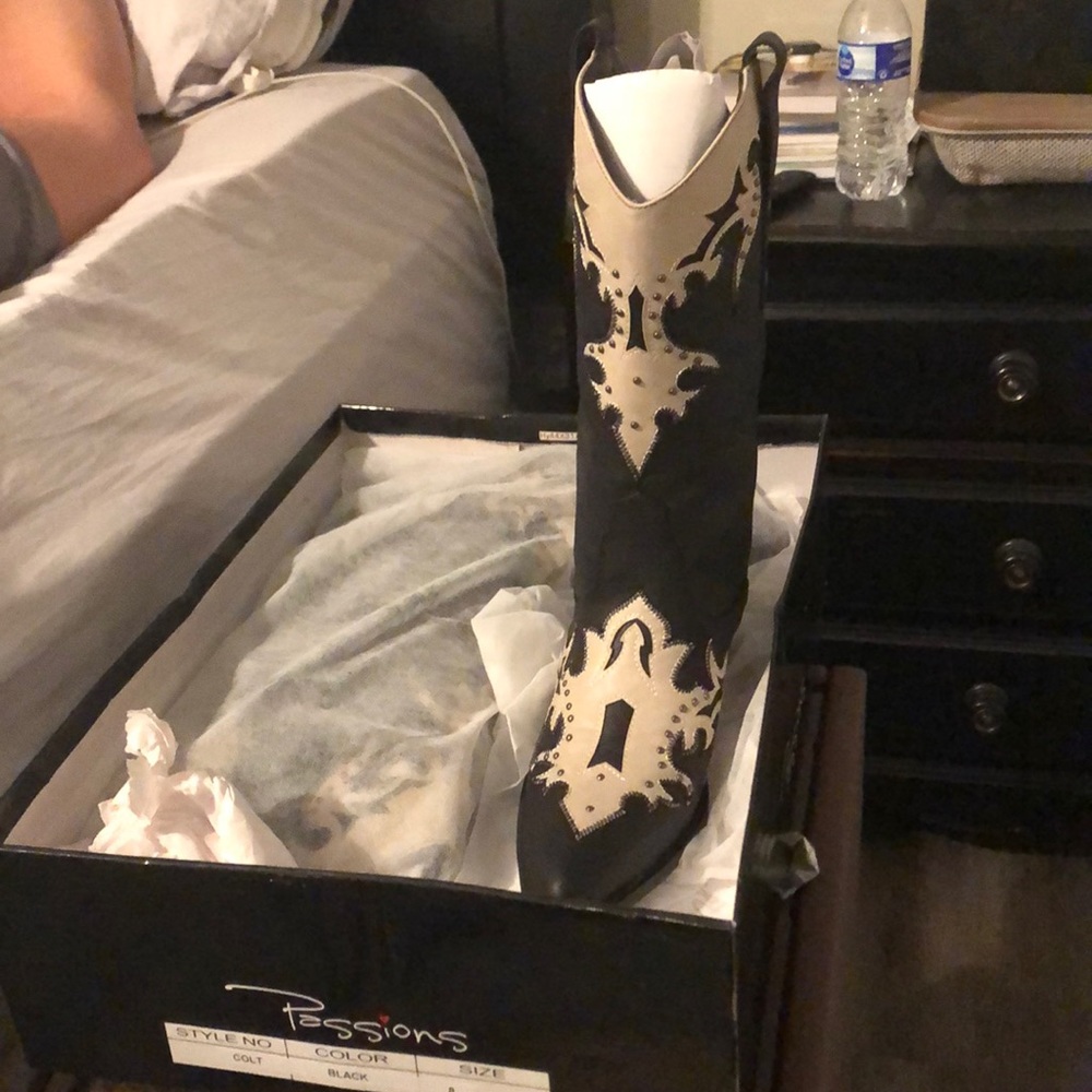 Women’s cowgirl boot size 8